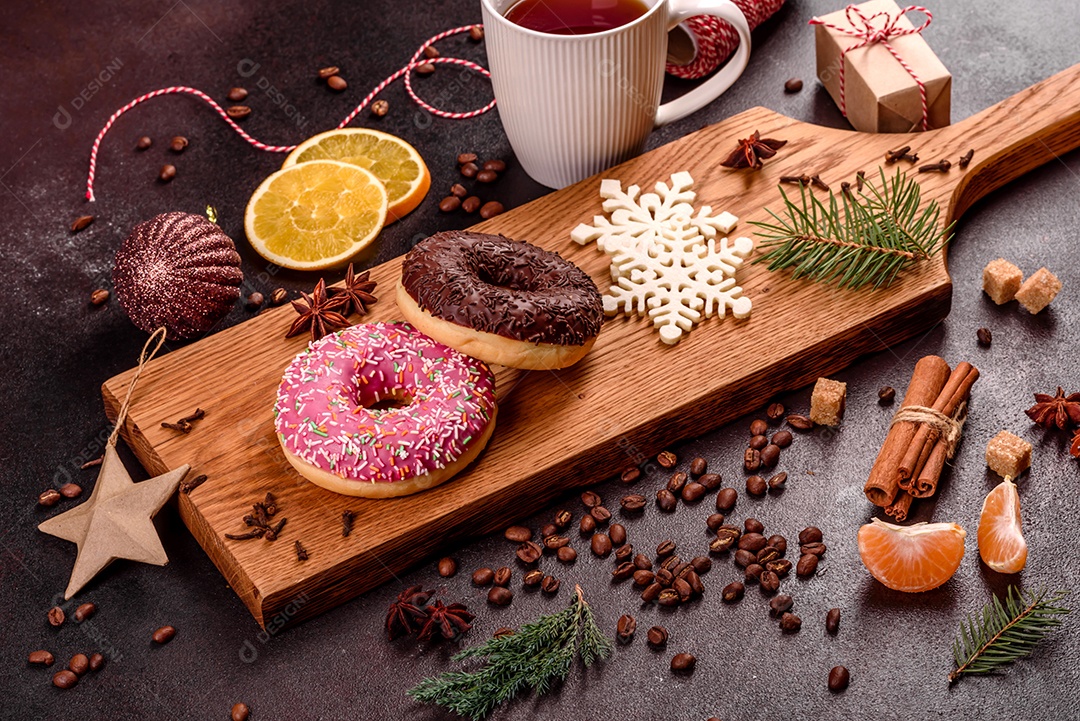 Uma xícara de café forte na mesa de Natal com galhos de abeto e brinquedos.
