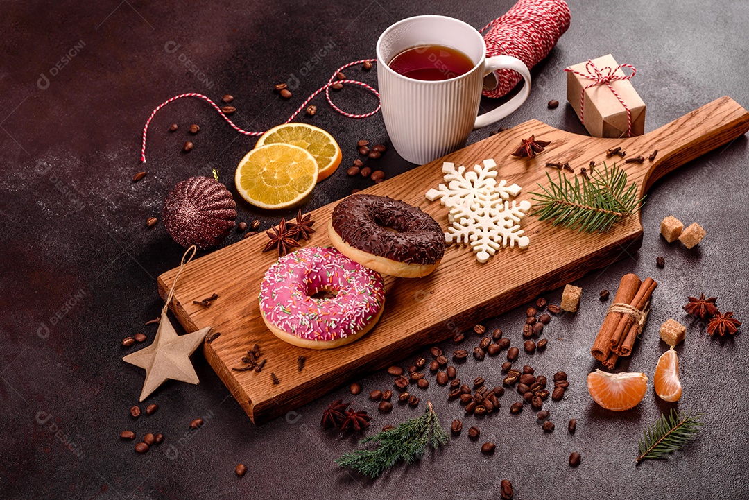 Uma xícara de café forte na mesa de Natal com galhos de abeto e brinquedos.