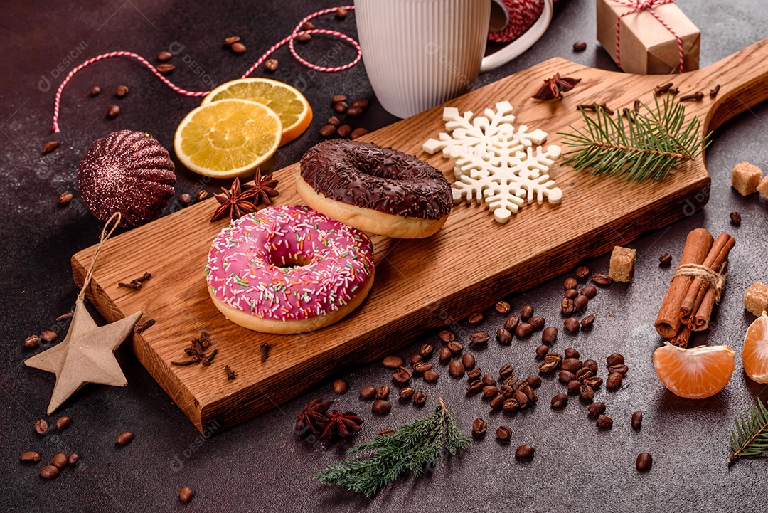 Uma xícara de café forte na mesa de Natal com galhos de abeto e brinquedos.