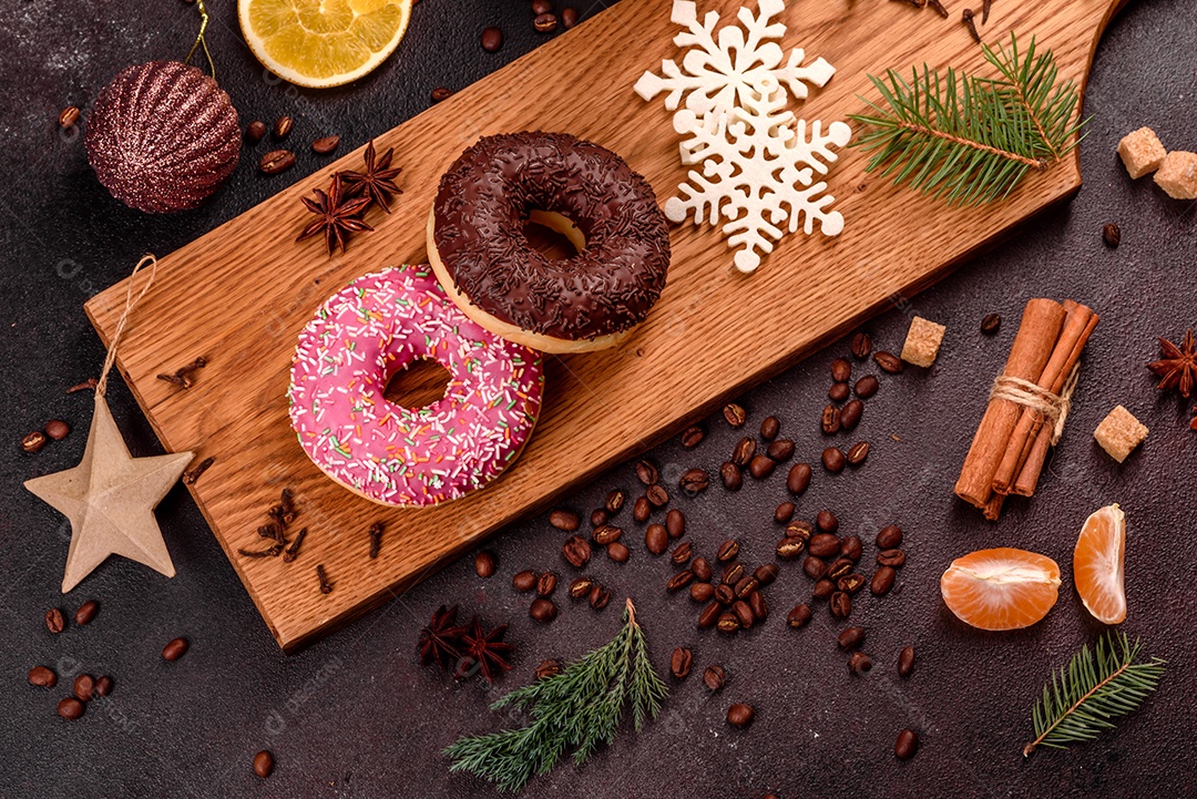 Uma xícara de café forte na mesa de Natal com galhos de abeto e brinquedos.