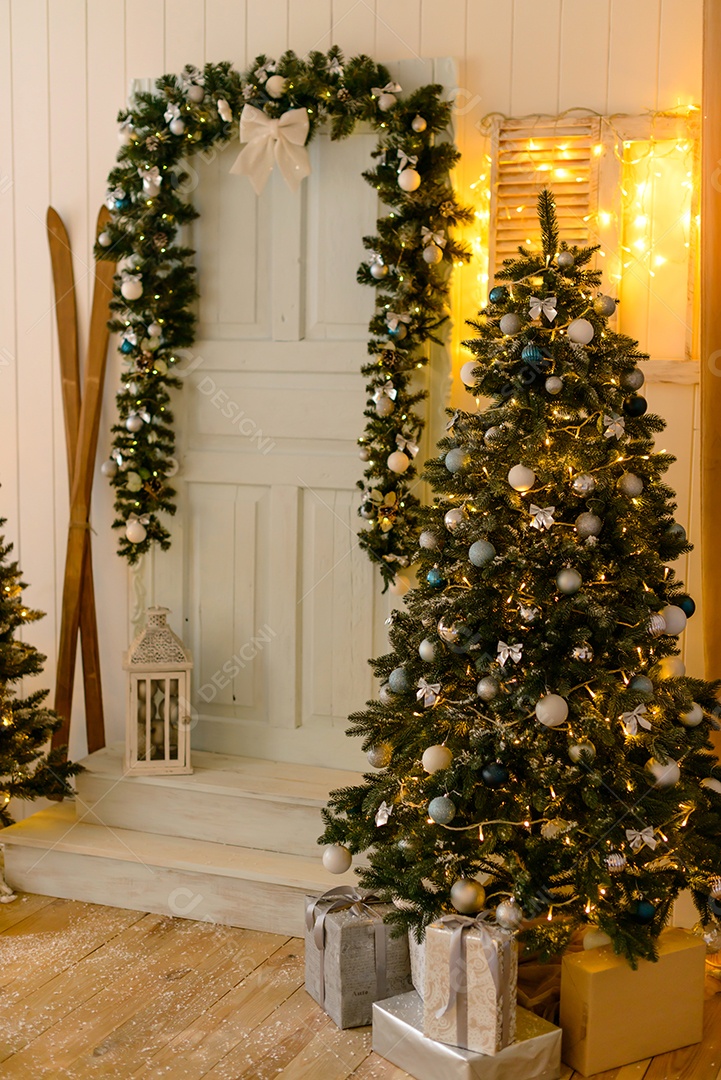 Lindo quarto decorado com árvore de Natal com presentes debaixo dela.