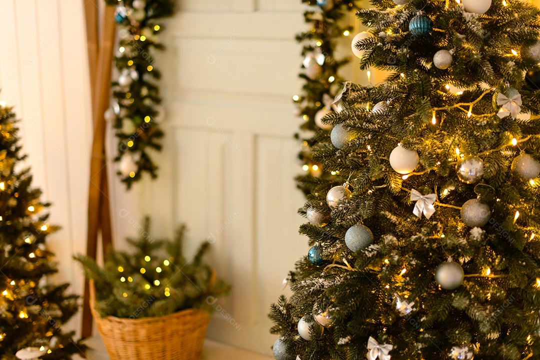 Lindo quarto decorado com árvore de Natal com presentes debaixo dela.