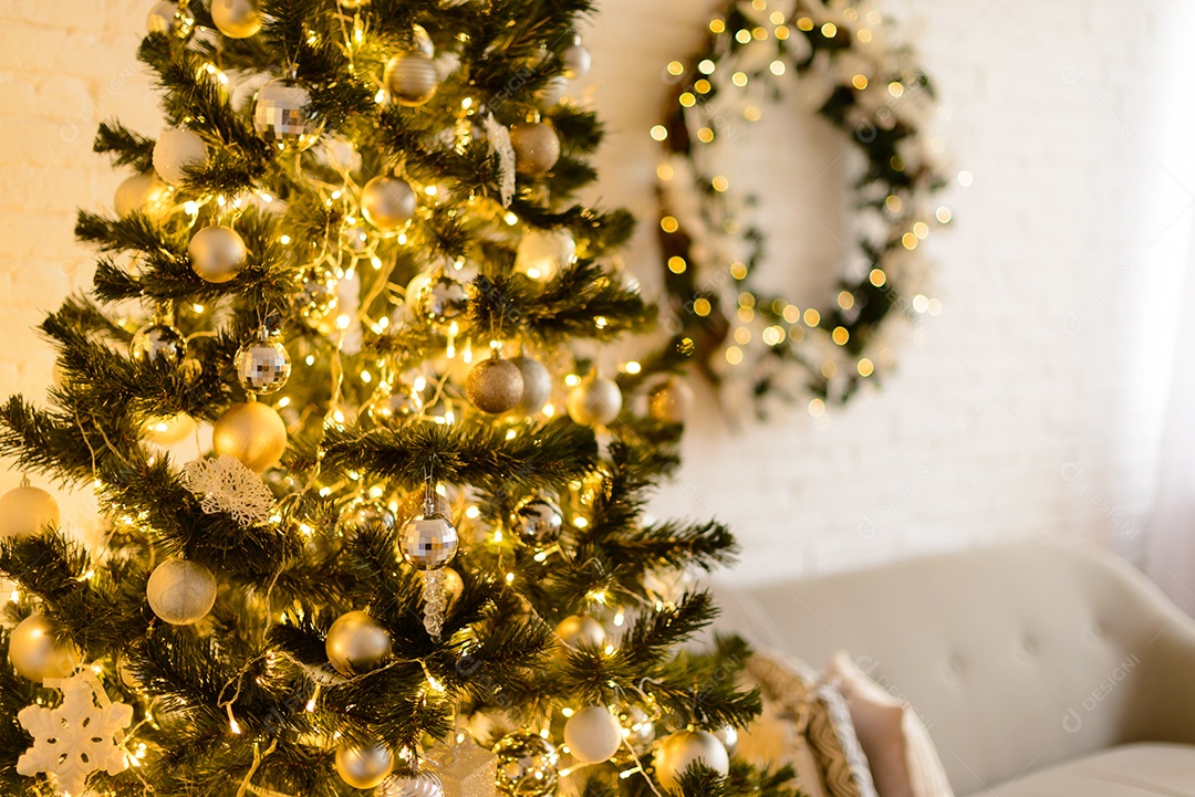 Lindo quarto decorado com árvore de Natal com presentes debaixo dela.