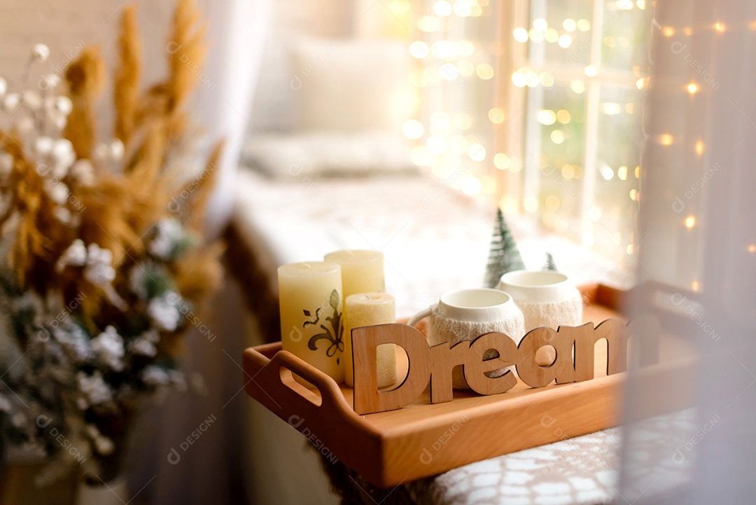 Lindo quarto decorado com árvore de Natal com presentes debaixo dela.