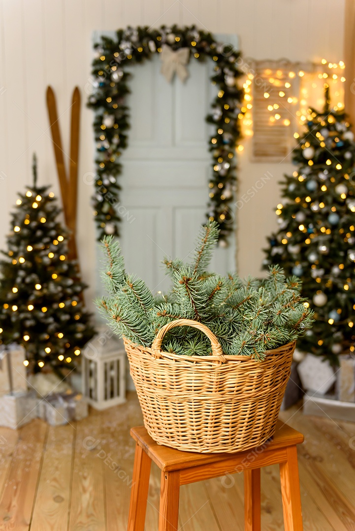 Lindo quarto decorado com árvore de Natal com presentes debaixo dela.