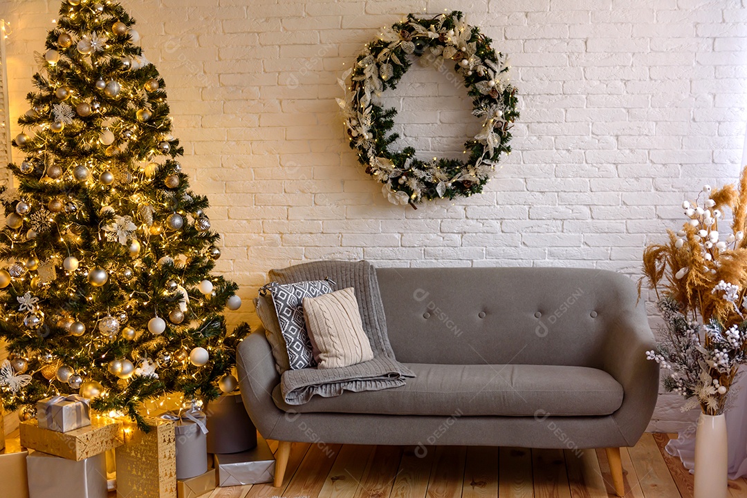 Lindo quarto decorado com árvore de Natal com presentes debaixo dela.