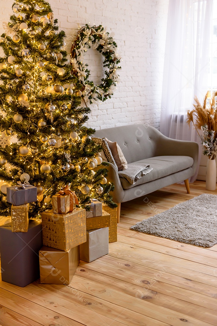 Lindo quarto decorado com árvore de Natal com presentes debaixo dela.