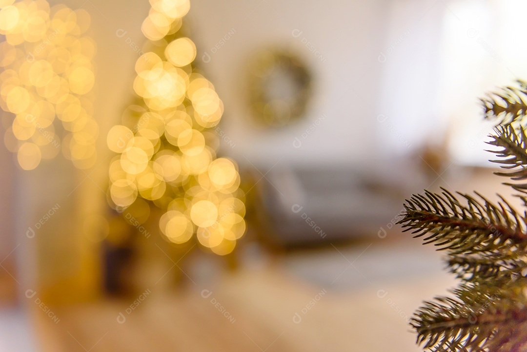 Lindo quarto decorado com árvore de Natal com presentes debaixo dela. Fundo de ano novo