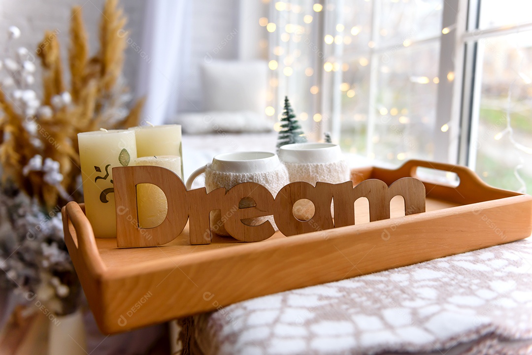 Lindo quarto decorado com árvore de Natal com presentes debaixo dela. Fundo de ano novo