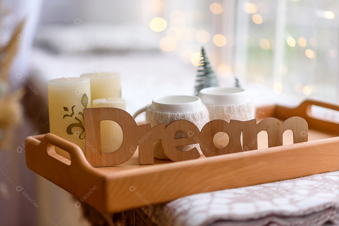 Lindo quarto decorado com árvore de Natal com presentes debaixo dela. Fundo de ano novo