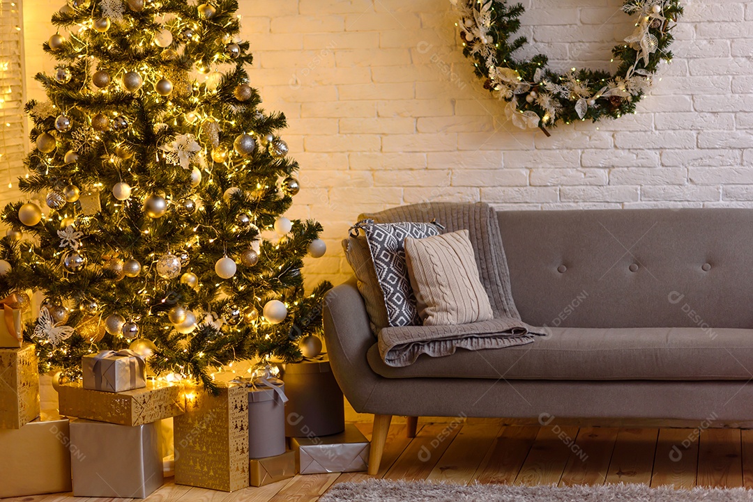 Lindo quarto decorado com árvore de Natal com presentes debaixo dela. Fundo de ano novo