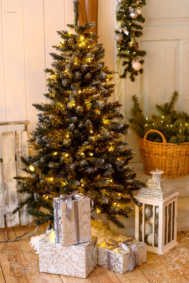 Lindo quarto decorado com árvore de Natal com presentes debaixo dela. Fundo de ano novo