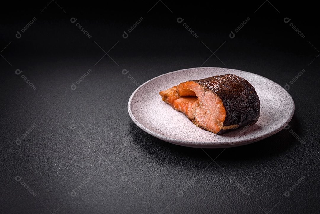 Bife de salmão delicioso cozido fresco com especiarias e ervas assadas em uma grelha. Comida saudável de frutos do mar