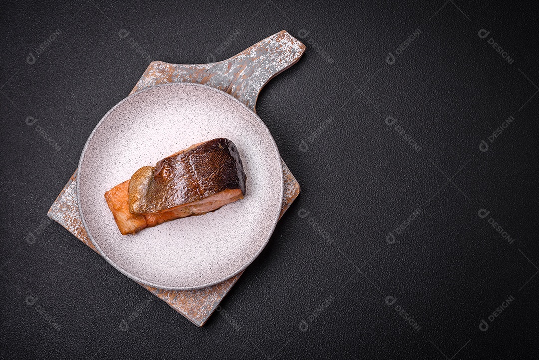 Bife de salmão delicioso cozido fresco com especiarias e ervas assadas em uma grelha. Comida saudável de frutos do mar