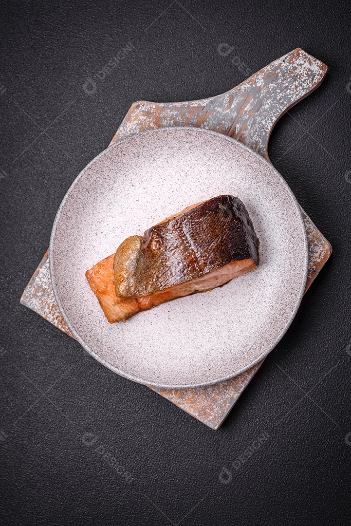 Bife de salmão delicioso cozido fresco com especiarias e ervas assadas em uma grelha. Comida saudável de frutos do mar