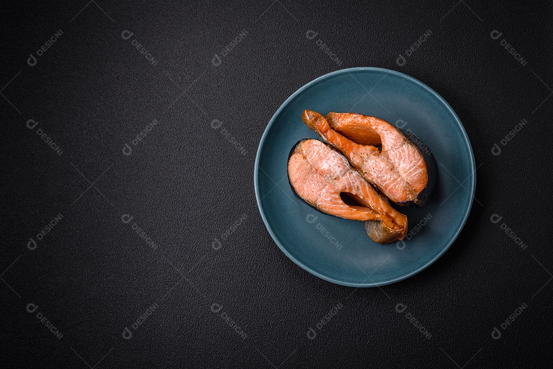 Bife de salmão delicioso cozido fresco com especiarias e ervas assadas em uma grelha. Comida saudável de frutos do mar