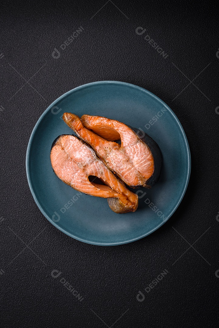 Bife de salmão delicioso cozido fresco com especiarias e ervas assadas em uma grelha. Comida saudável de frutos do mar