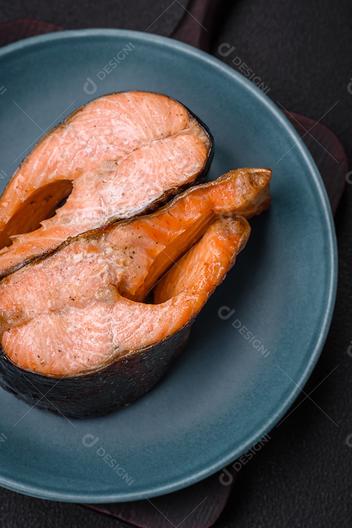 Bife de salmão delicioso cozido fresco com especiarias e ervas assadas em uma grelha. Comida saudável de frutos do mar