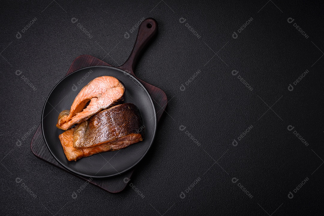 Bife de salmão delicioso cozido fresco com especiarias e ervas assadas em uma grelha. Comida saudável de frutos do mar