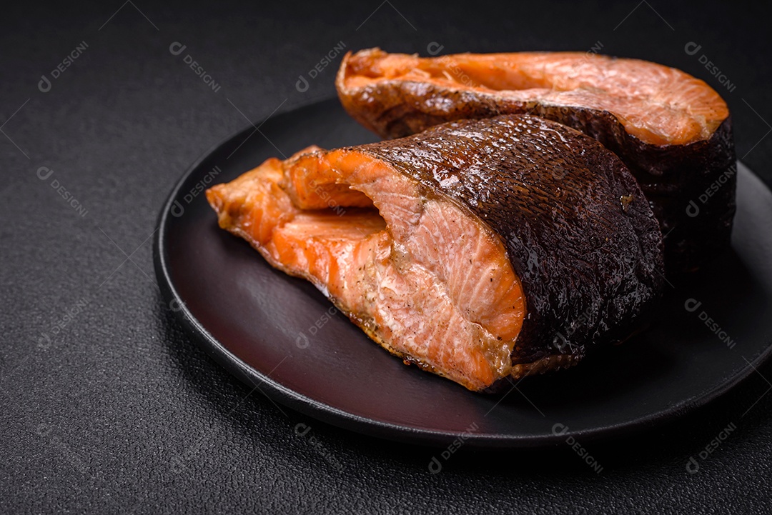 Bife de salmão delicioso cozido fresco com especiarias e ervas assadas em uma grelha. Comida saudável de frutos do mar