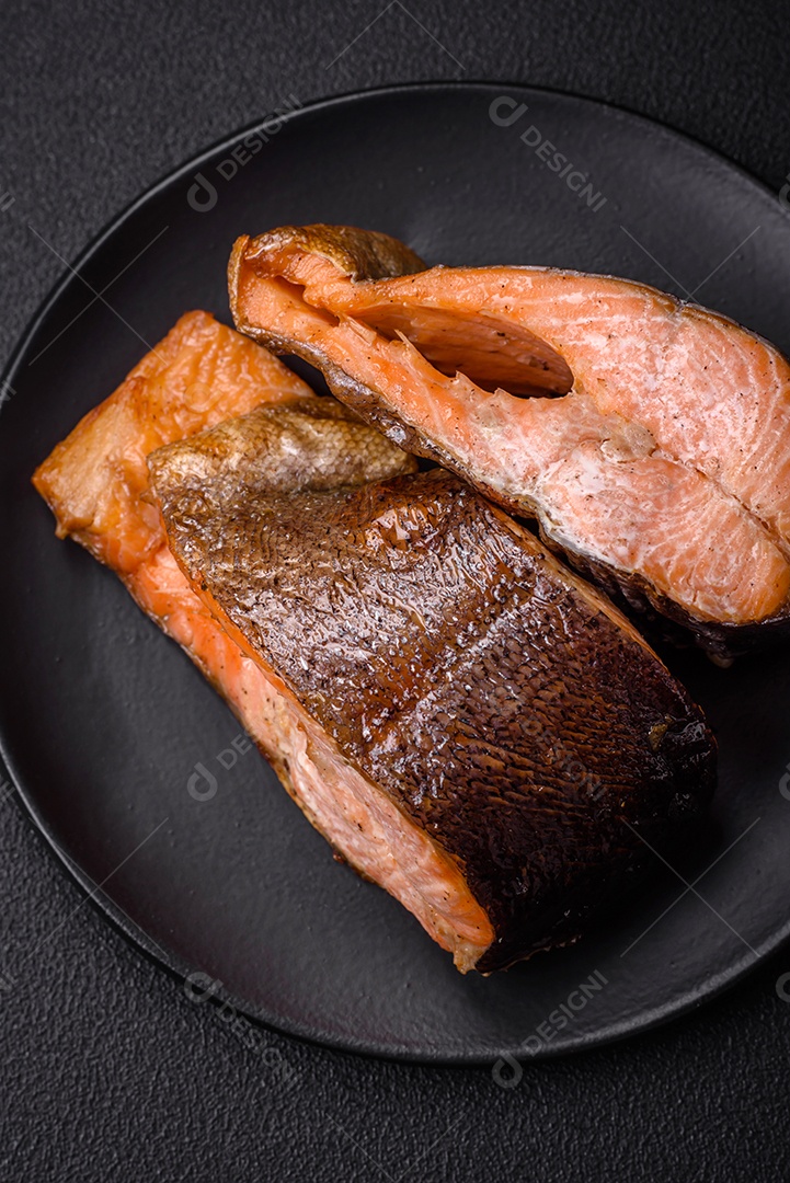 Bife de salmão delicioso cozido fresco com especiarias e ervas assadas em uma grelha. Comida saudável de frutos do mar