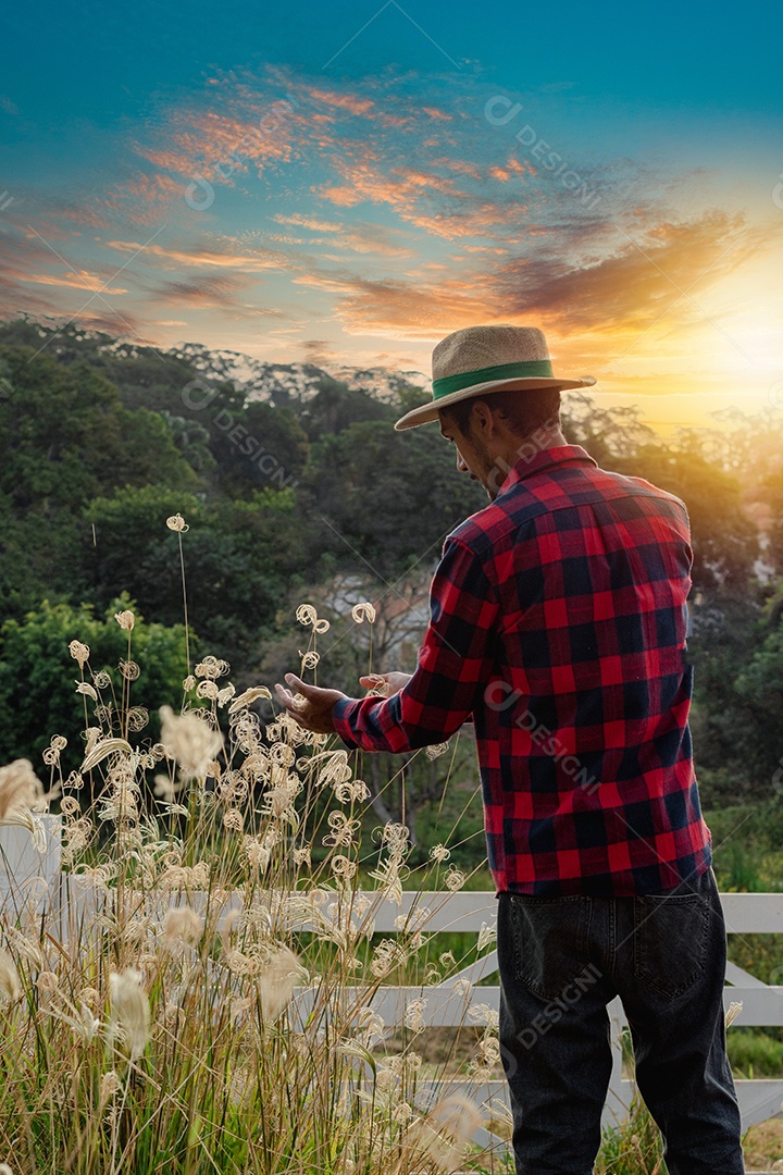 Jovem agricultor negro do sexo masculino trabalhando em frente ao portão dos agricultores.