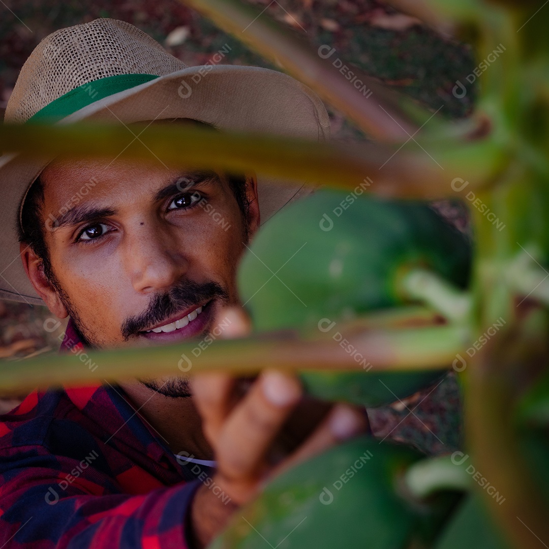 Jovem agricultor negro do sexo masculino trabalhando em frente ao portão dos agricultores.