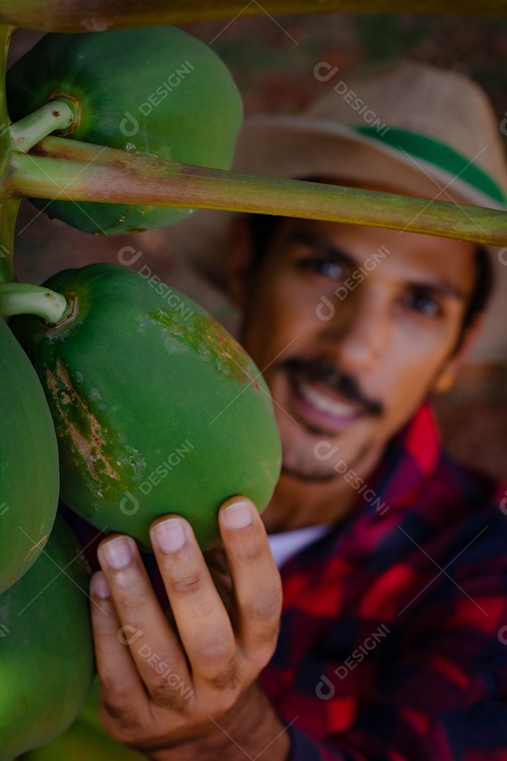 Jovem agricultor negro do sexo masculino trabalhando em frente ao portão dos agricultores.