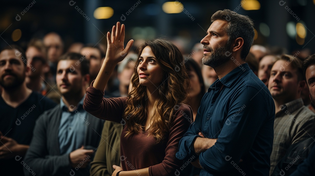 Uma gerente engaja o público com perguntas perspicazes no seminário de negócios no centro de convenções
