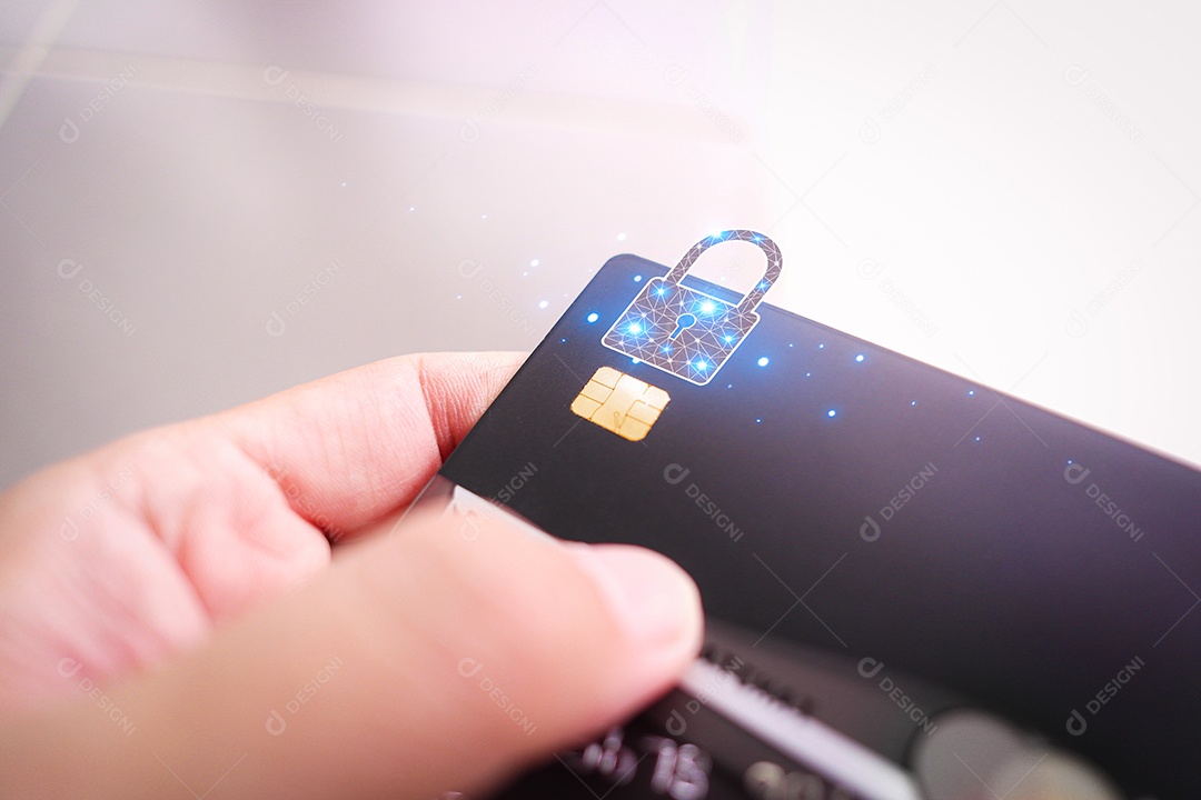 Mão segurando um cartão preto com cadeado