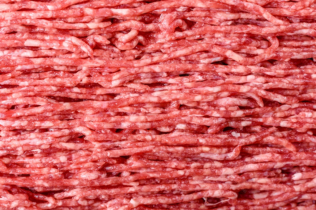 Carne crua fresca picada em um fundo escuro. Preparação para cozinhar costeletas