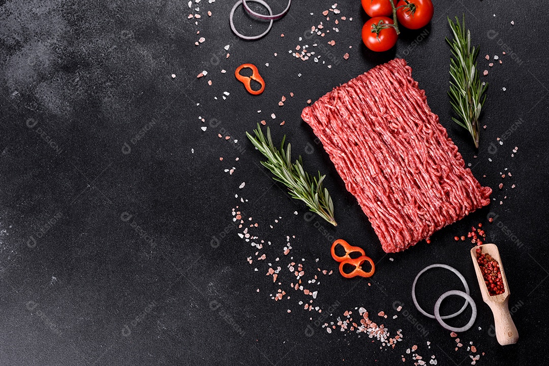 Carne crua fresca picada em um fundo escuro. Preparação para cozinhar costeletas