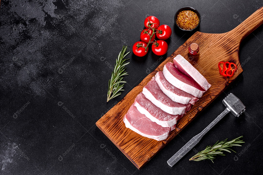 Um pedaço fresco de escalope de porco cru cortado em várias partes. Preparando Carne para Assar