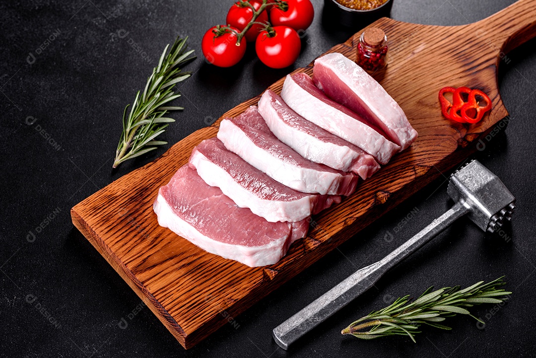 Um pedaço fresco de escalope de porco cru cortado em várias partes. Preparando Carne para Assar