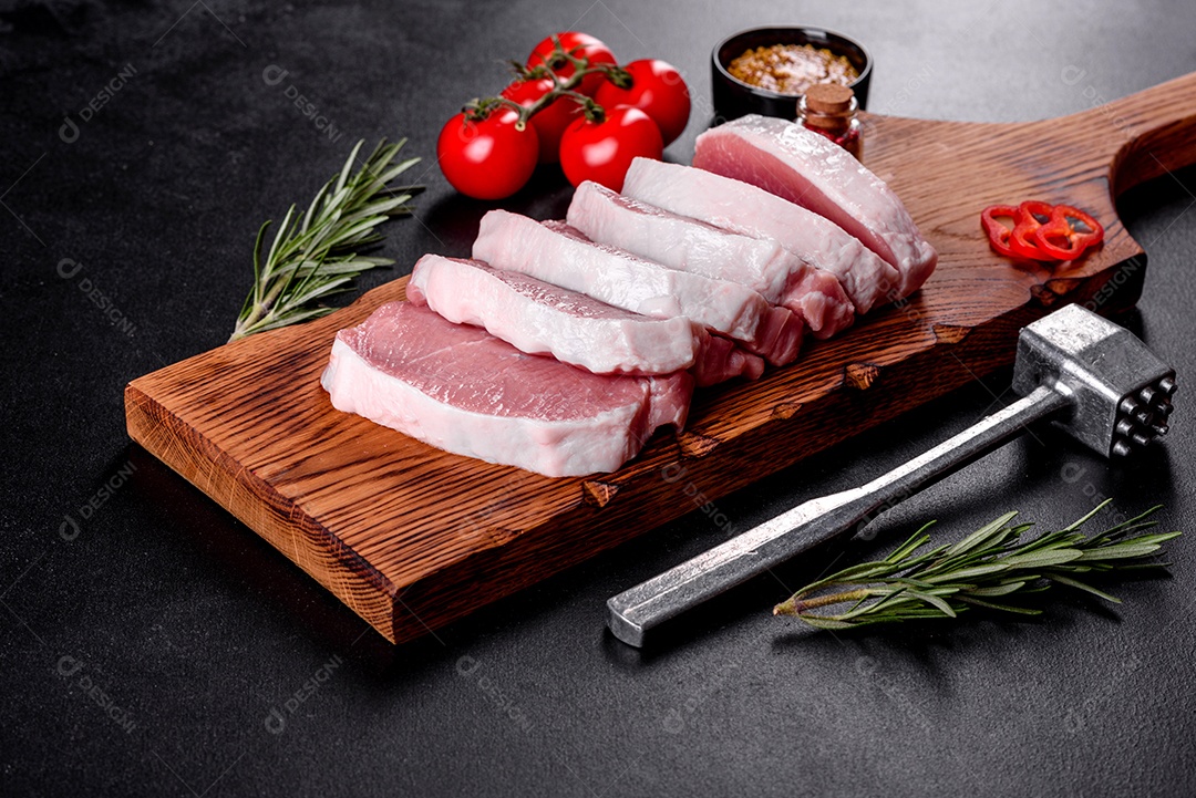 Um pedaço fresco de escalope de porco cru cortado em várias partes. Preparando Carne para Assar