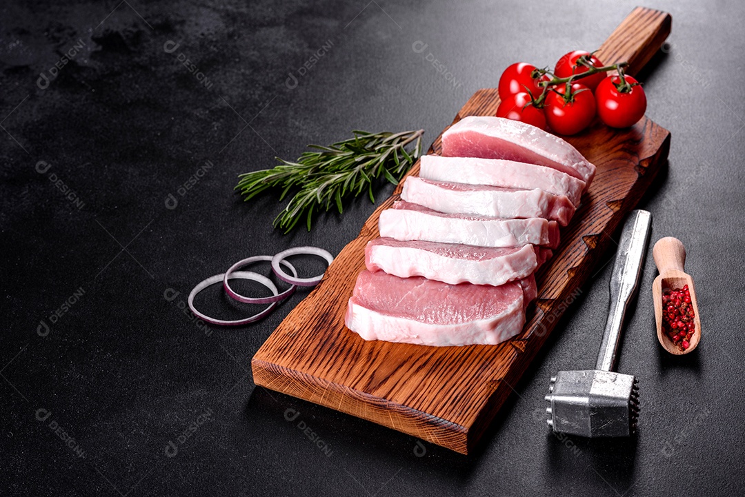 Um pedaço fresco de escalope de porco cru cortado em várias partes. Preparando Carne para Assar