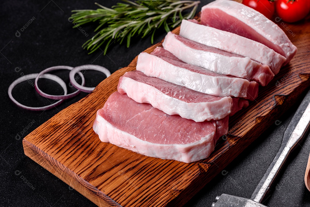 Um pedaço fresco de escalope de porco cru cortado em várias partes. Preparando Carne para Assar