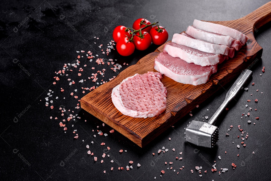 Um pedaço fresco de escalope de porco cru cortado em várias partes. Preparando Carne para Assar