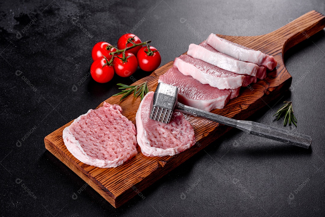 Um pedaço fresco de escalope de porco cru cortado em várias partes. Preparando Carne para Assar