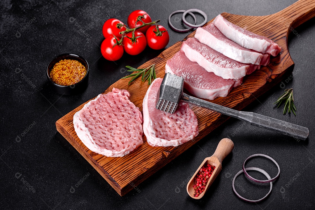 Um pedaço fresco de escalope de porco cru cortado em várias partes. Preparando Carne para Assar