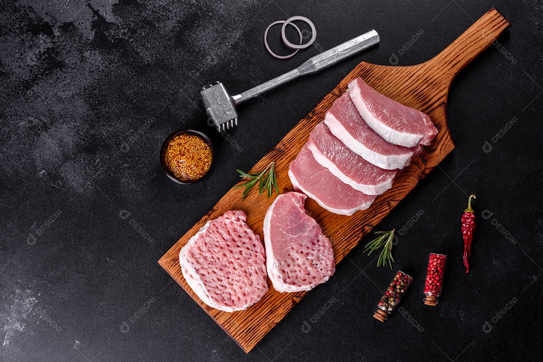 Um pedaço fresco de escalope de porco cru cortado em várias partes. Preparando Carne para Assar