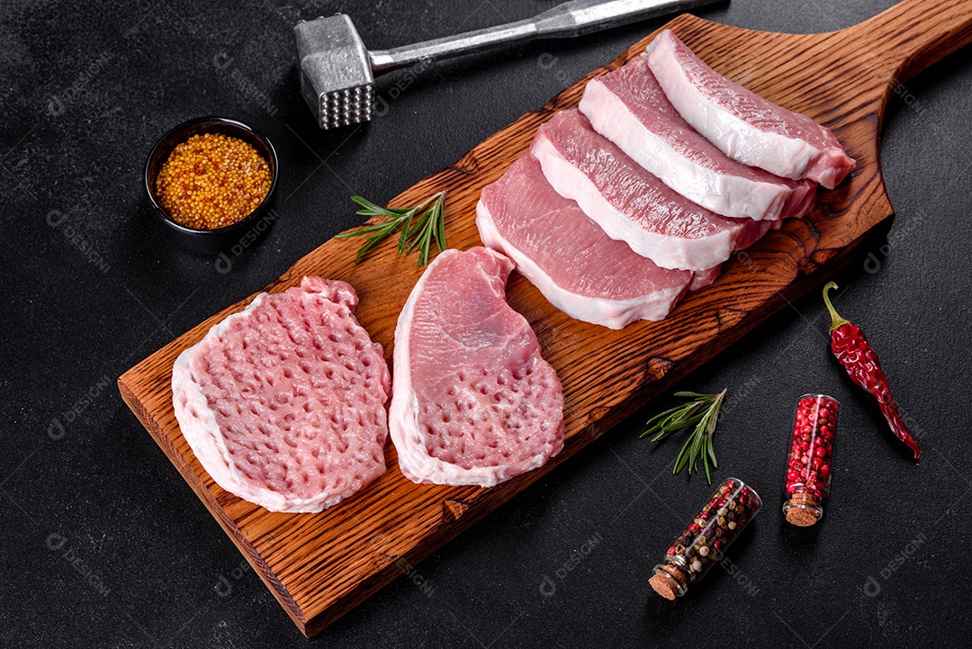 Um pedaço fresco de escalope de porco cru cortado em várias partes. Preparando Carne para Assar