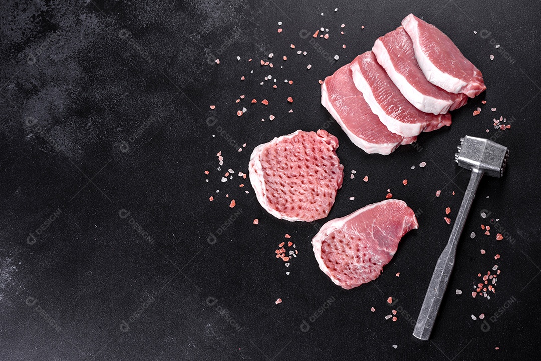 Um pedaço fresco de escalope de porco cru cortado em várias partes. Preparando Carne para Assar