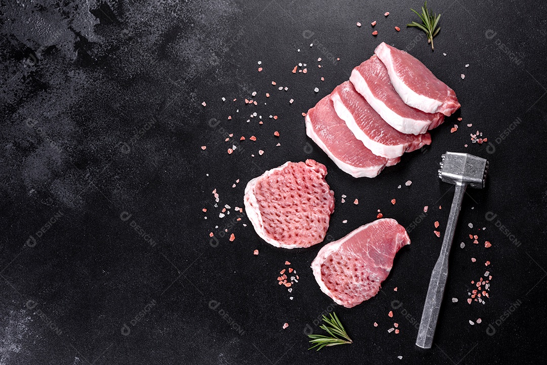 Um pedaço fresco de escalope de porco cru cortado em várias partes. Preparando Carne para Assar