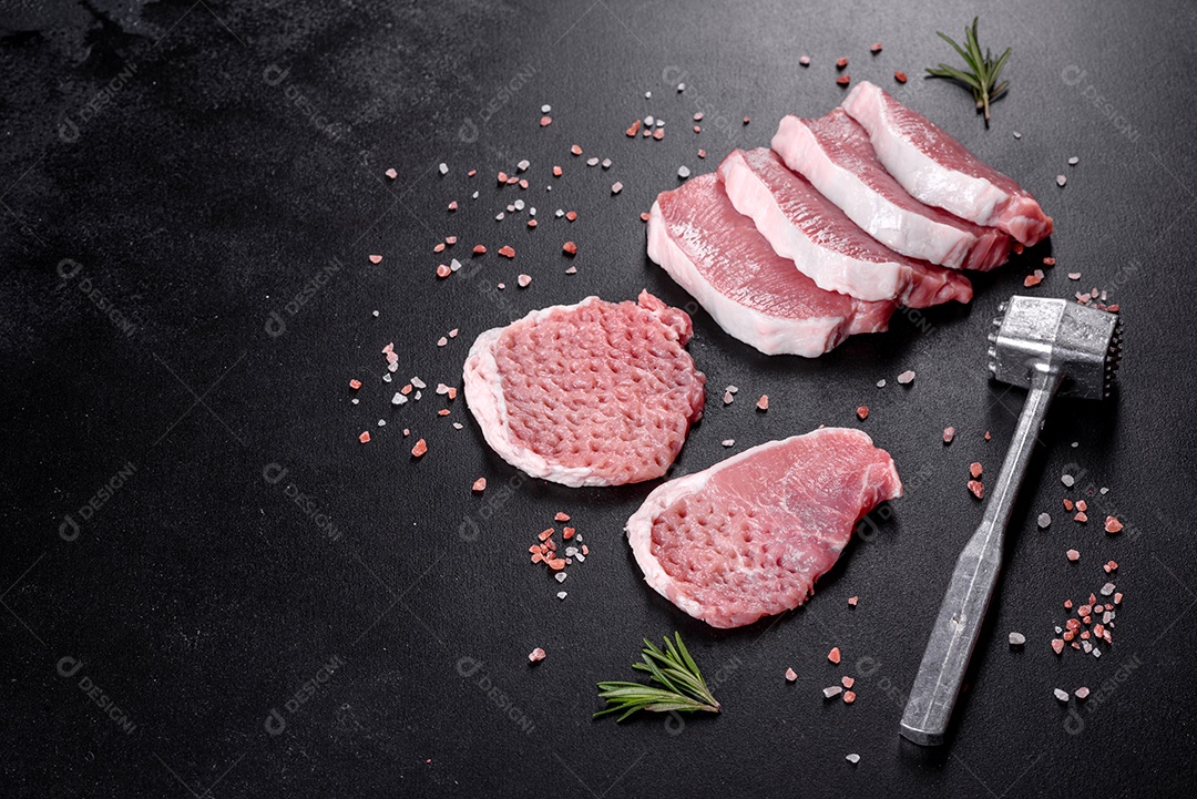 Um pedaço fresco de escalope de porco cru cortado em várias partes. Preparando Carne para Assar