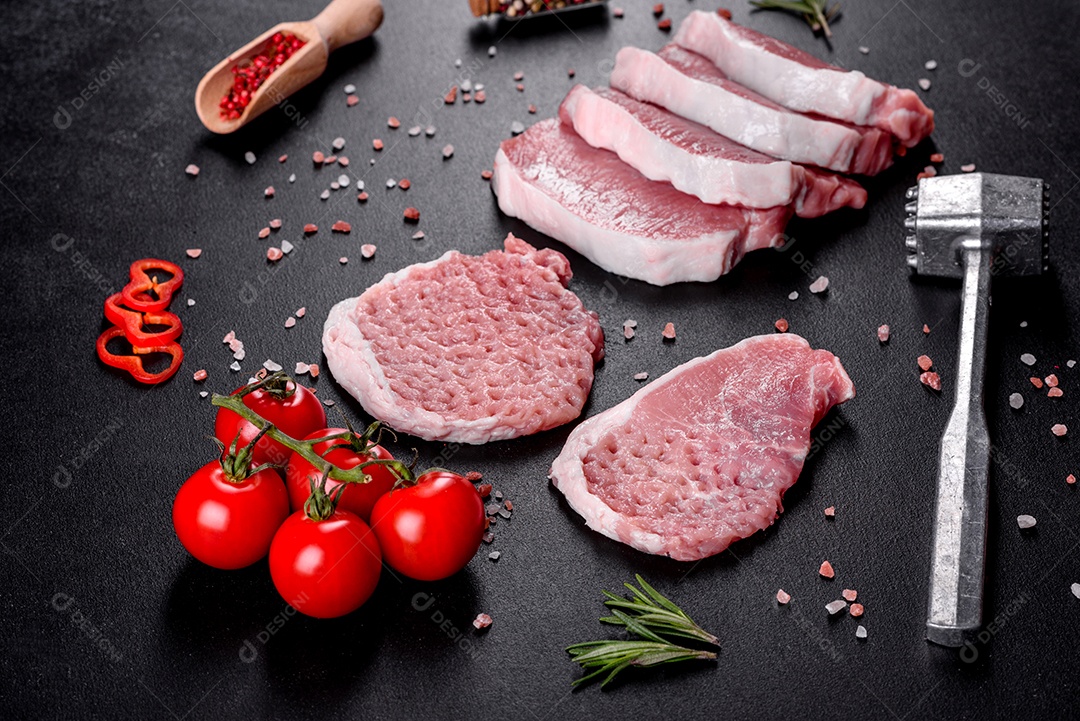 Um pedaço fresco de escalope de porco cru cortado em várias partes. Preparando Carne para Assar