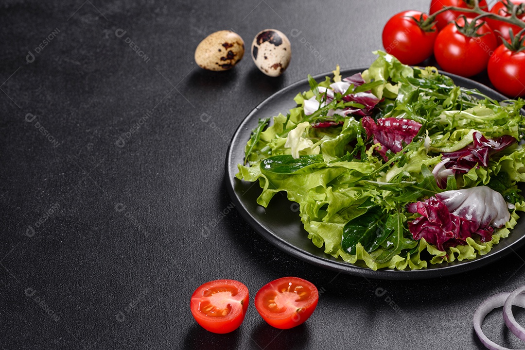 Salada vegetariana deliciosa e fresca de legumes picados em um prato sobre um fundo escuro de concreto