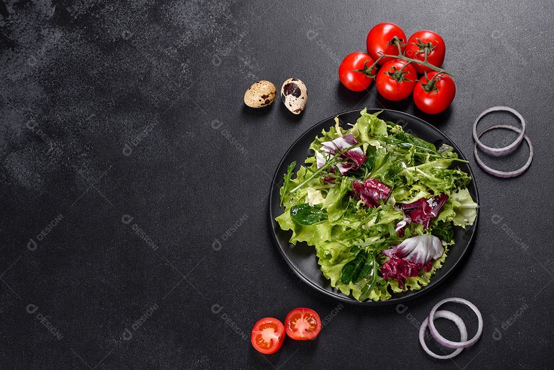 Salada vegetariana deliciosa e fresca de legumes picados em um prato sobre um fundo escuro de concreto
