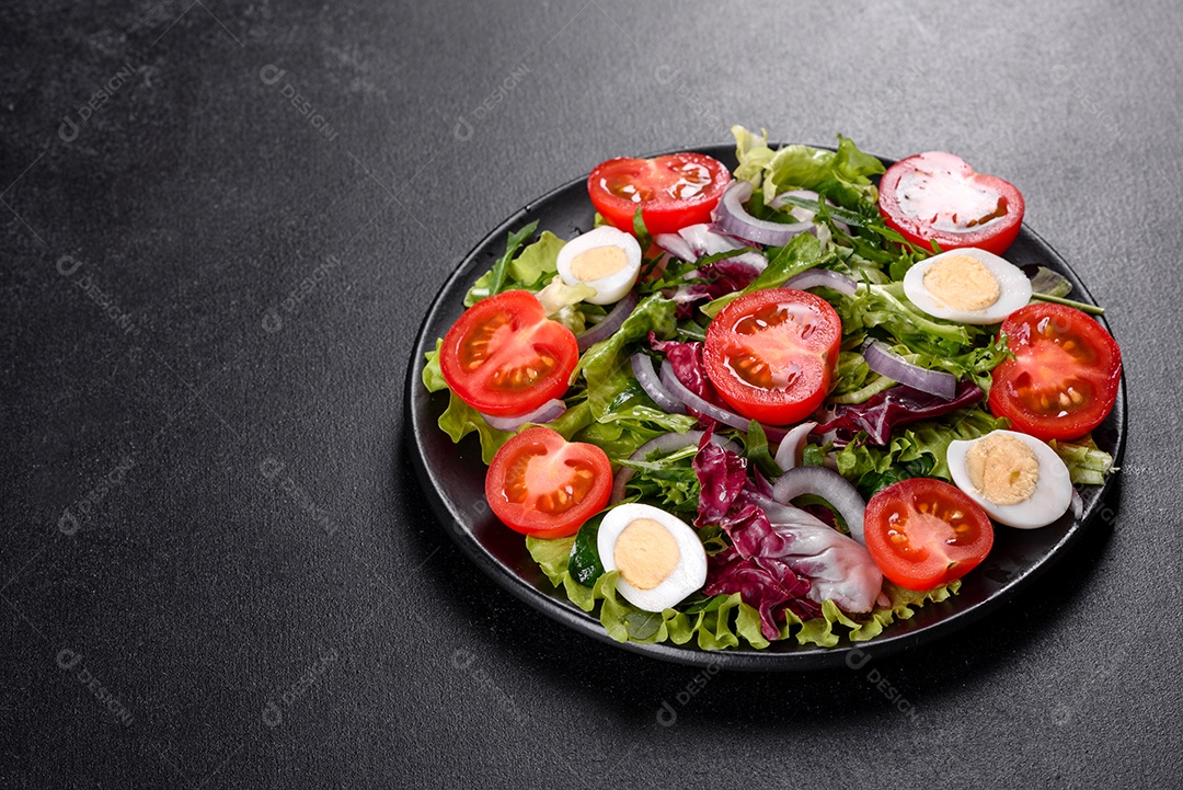 Salada vegetariana deliciosa e fresca de legumes picados em um prato sobre um fundo escuro de concreto