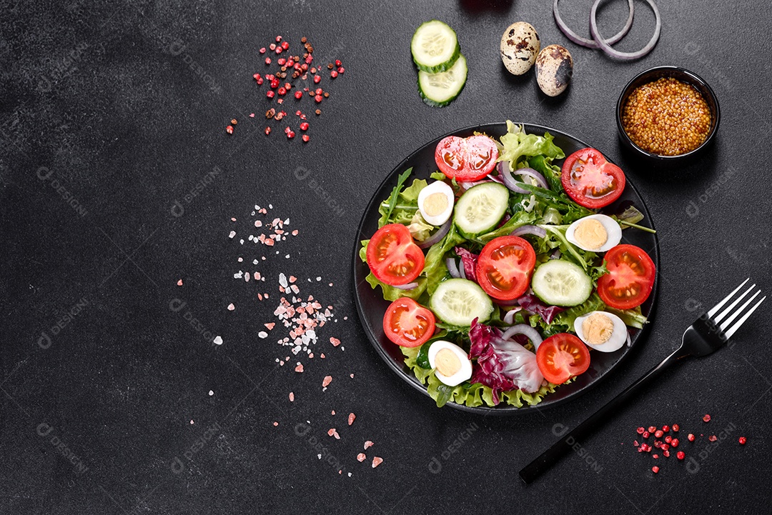 Salada vegetariana deliciosa e fresca de legumes picados em um prato sobre um fundo escuro de concreto